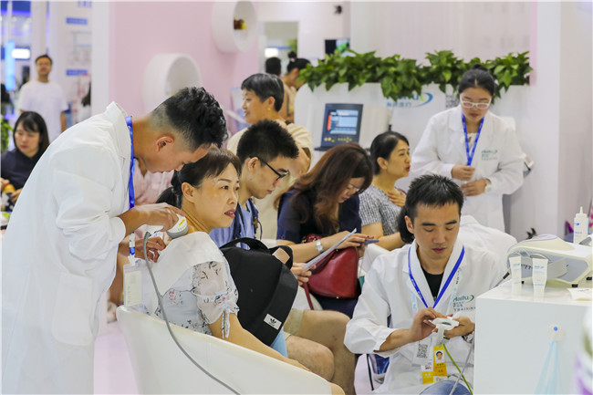 智博會上超聲波治療頸肩痛、膝關(guān)節(jié)炎市民爭相體驗